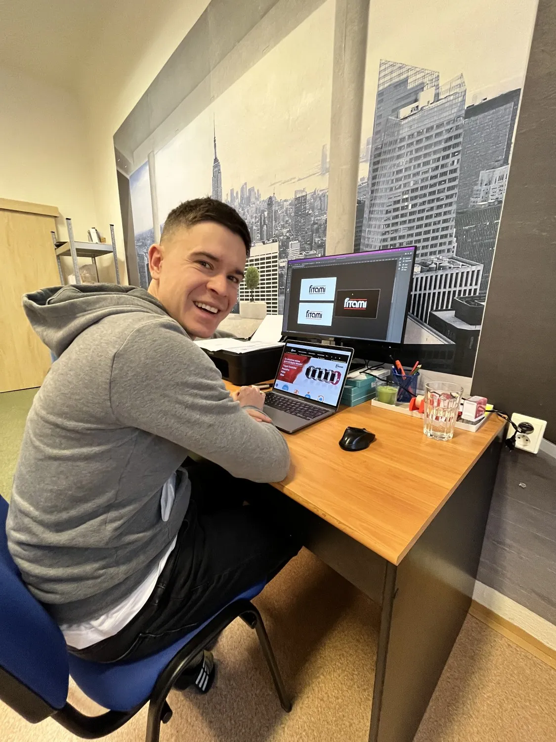 Filip u počítače ladí grafiku a vizuál pro e‑shop