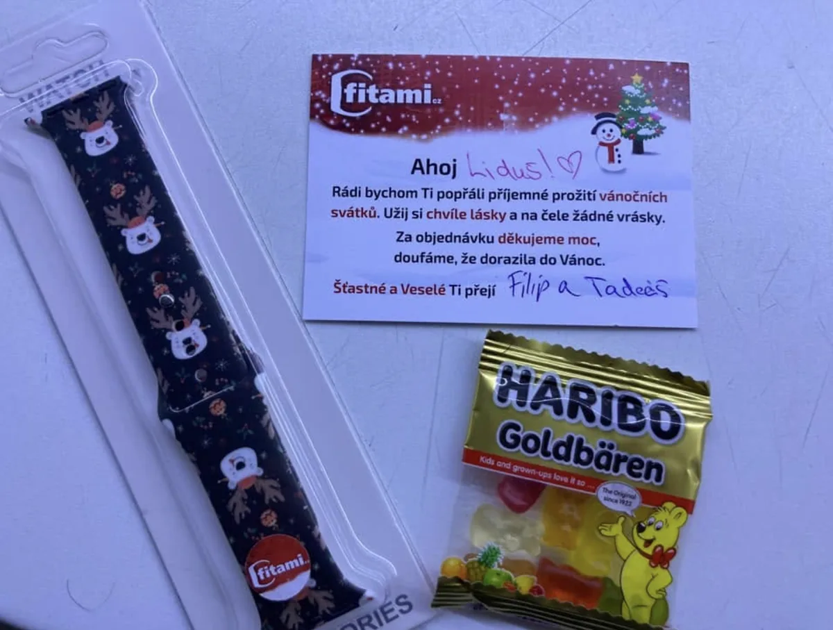 Ručně psaná vánoční kartička FITAMI s poděkováním, řemínek a balíček Haribo v objednávce