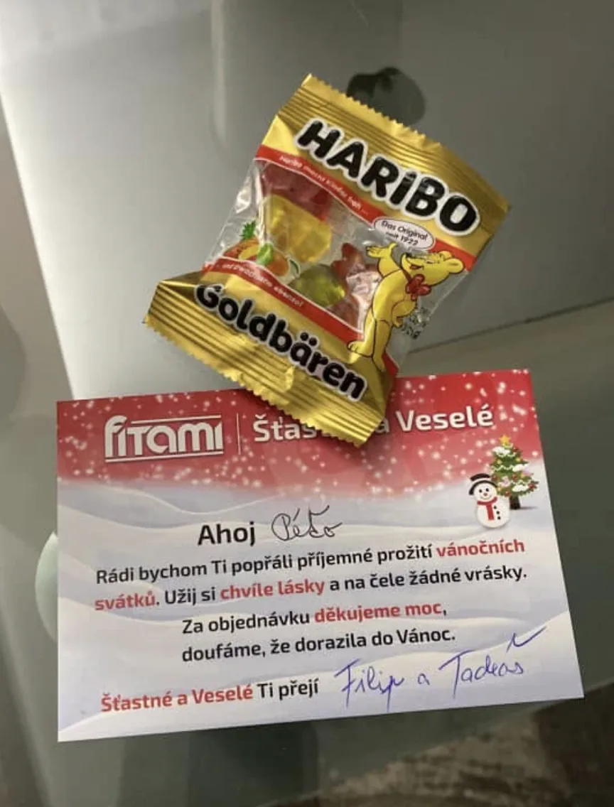 Poděkování a podpis Filipa a Tadeáše na kartičce k objednávce