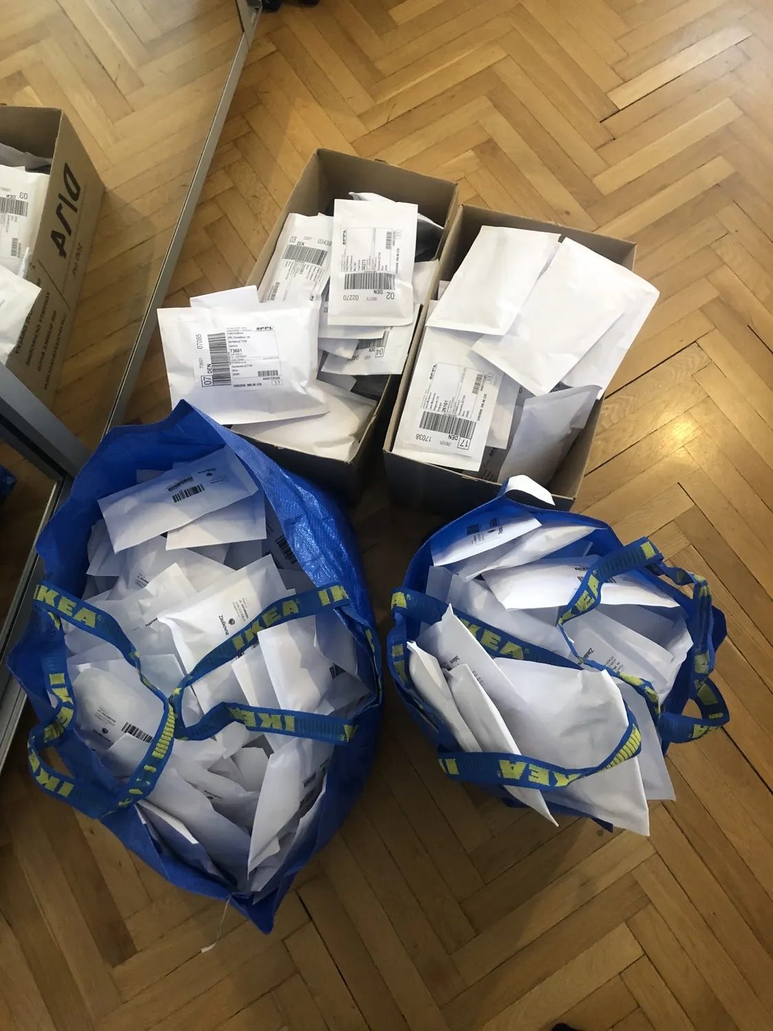 Dvě velké IKEA tašky plné zabalených objednávek na Zásilkovnu