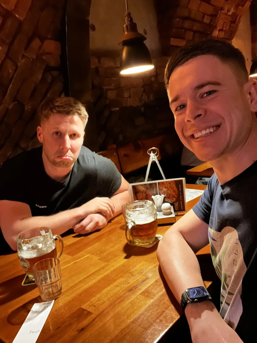 Filip a Tadeáš si připíjejí pivem po prodeji e-shopu FITAMI