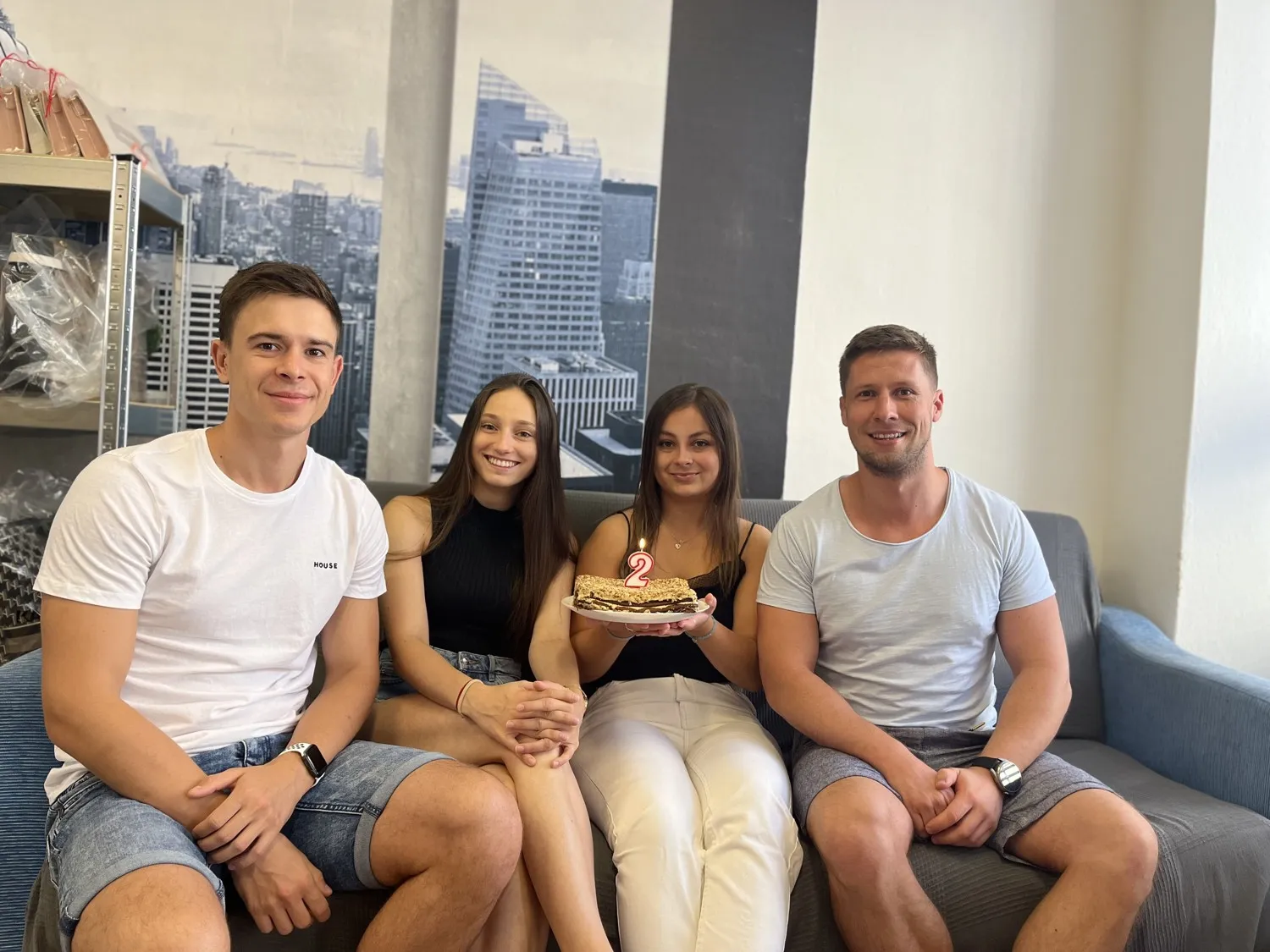 Filip a Tadeáš s dvěma pomocnicemi slaví druhé narozeniny e-shopu FITAMI