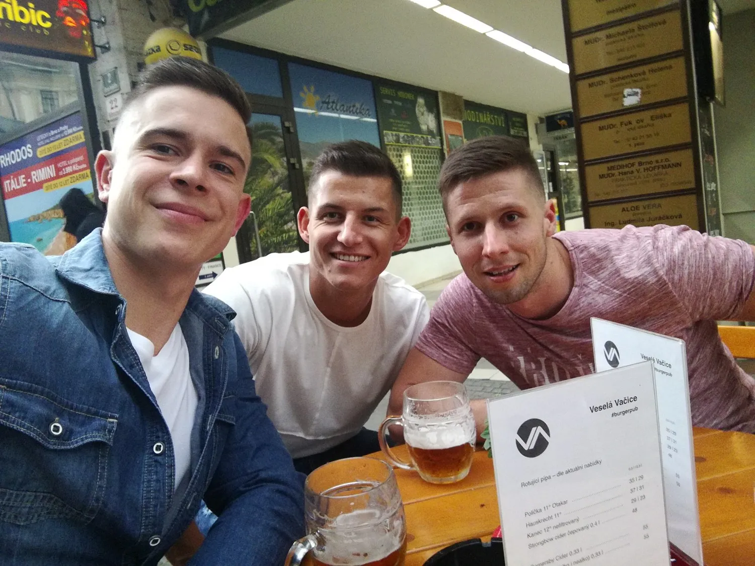 Filip, Tadeáš a Miroslav u piva, kde padlo rozhodnutí založit FITAMI
